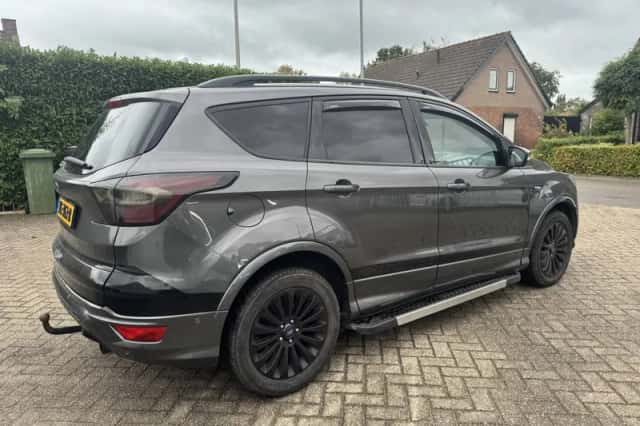 Ford Kuga (2018) thumbnail 4