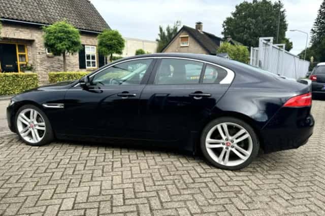 Jaguar XE (2016) thumbnail 2