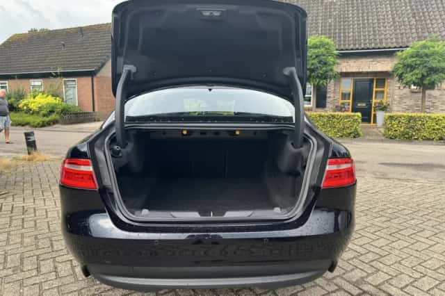 Jaguar XE (2016) thumbnail 3
