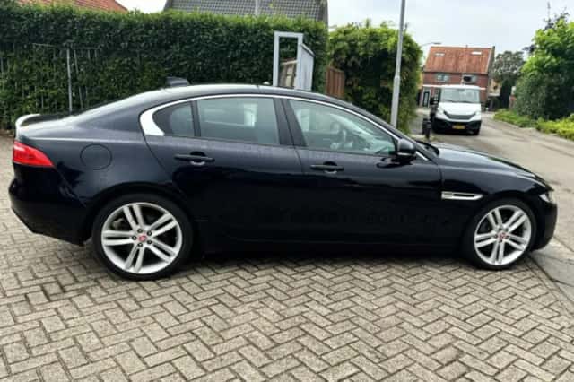 Jaguar XE (2016) thumbnail 4
