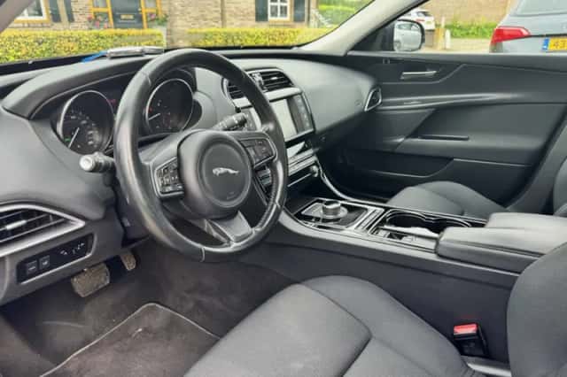 Jaguar XE (2016) thumbnail 6
