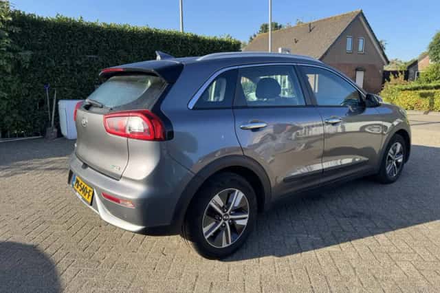 Kia Niro (2017) thumbnail 4