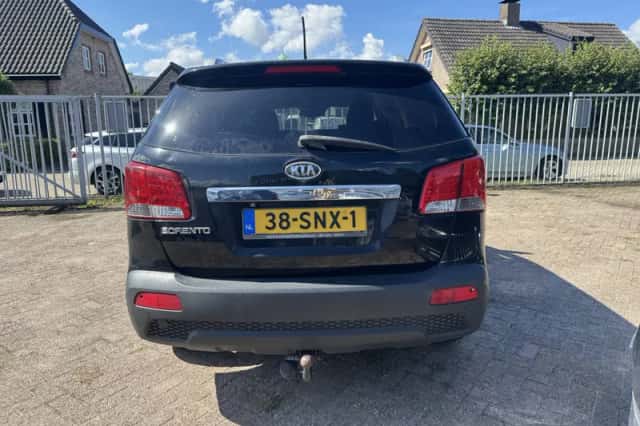 Kia Sorento (2011) thumbnail 5