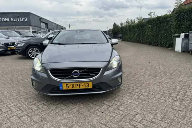 Volvo V40 (2014) thumbnail 2
