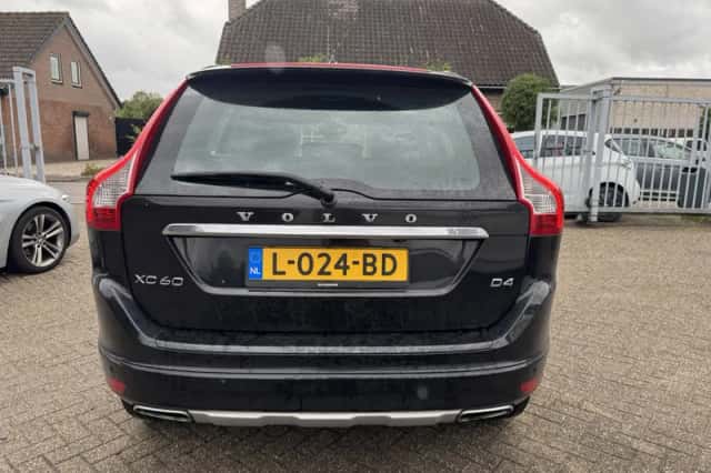 Volvo XC60 (2017) thumbnail 3