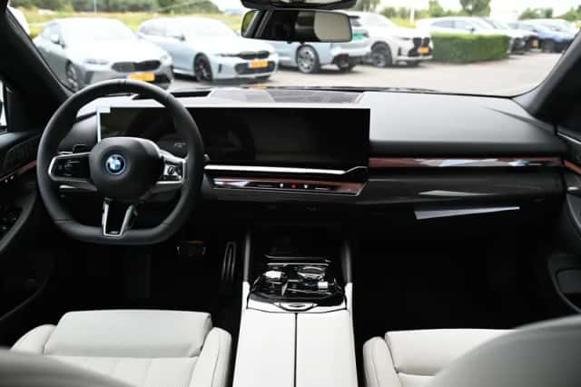 BMW i5 (2026) thumbnail 3