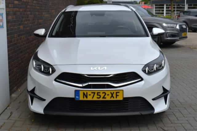 Kia Ceed (2022) thumbnail 3