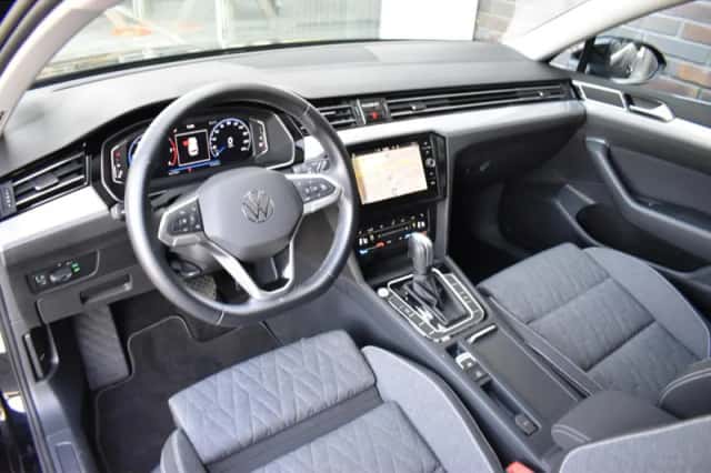 Volkswagen Passat (2023) thumbnail 4