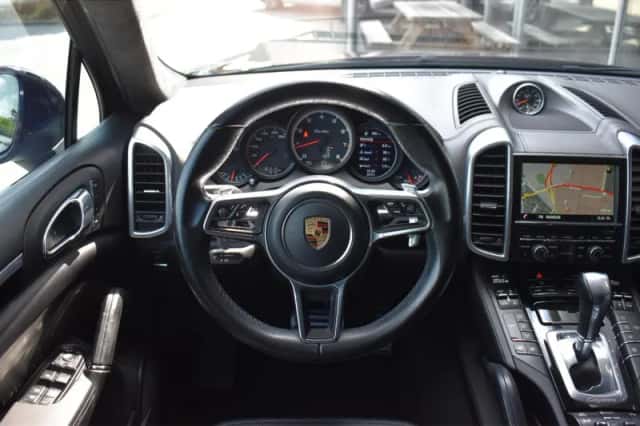 Porsche Cayenne (2016) thumbnail 5
