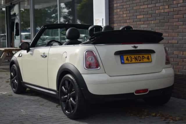 MINI Cabrio (2010) thumbnail 2