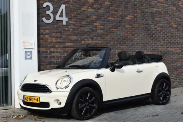 MINI Cabrio (2010) thumbnail 3
