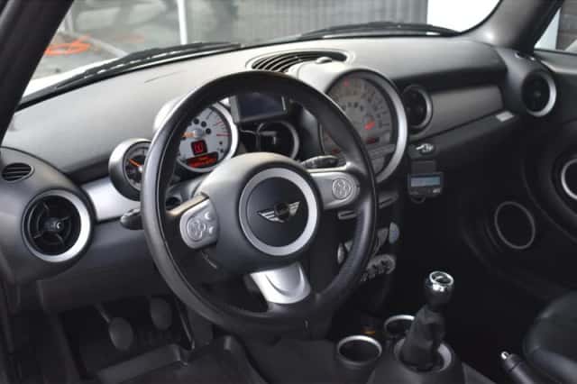 MINI Cabrio (2010) thumbnail 5