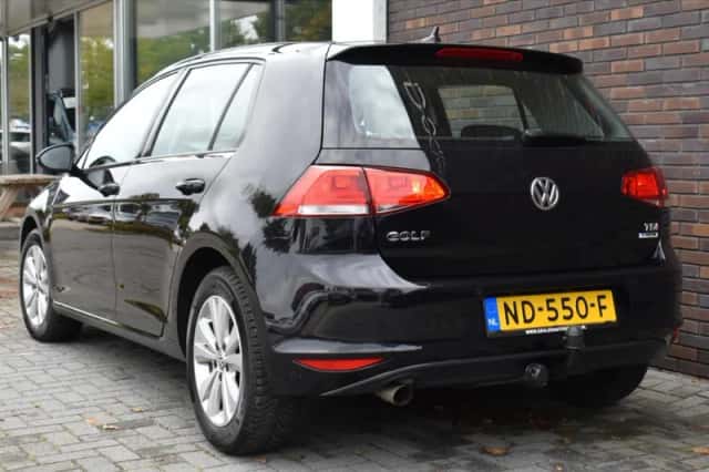 Volkswagen Golf (2016) thumbnail 2