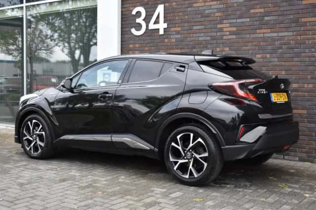 Toyota C-HR (2018) thumbnail 2