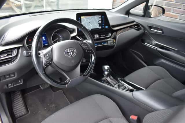 Toyota C-HR (2018) thumbnail 4