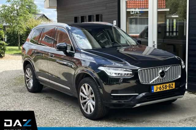 Volvo XC90 (2016) thumbnail 1