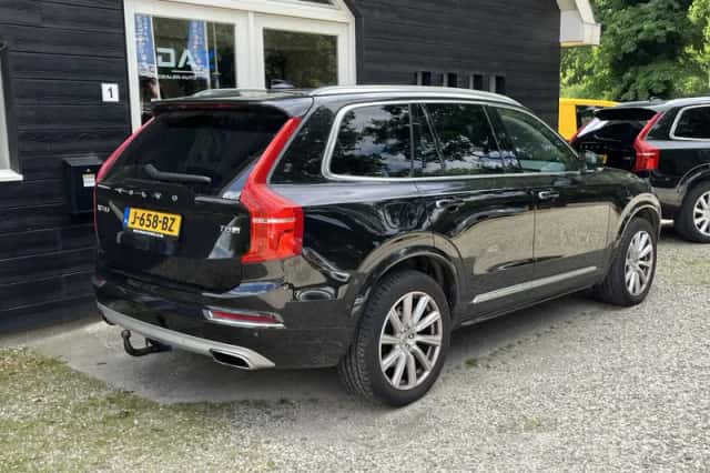 Volvo XC90 (2016) thumbnail 3