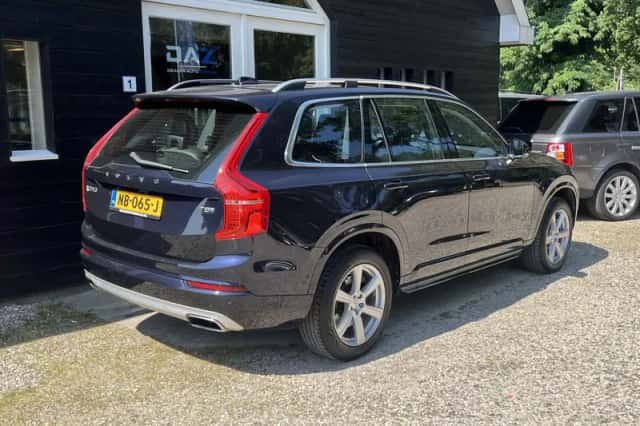 Volvo XC90 (2016) thumbnail 3