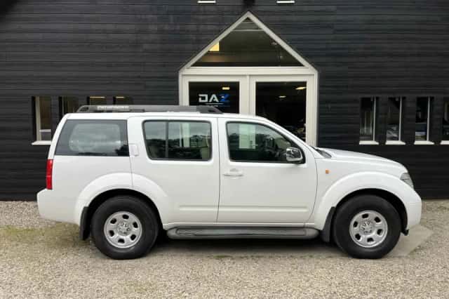 Nissan Pathfinder (2006) thumbnail 2