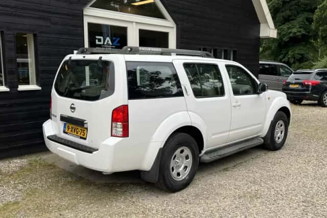 Nissan Pathfinder (2006) thumbnail 3