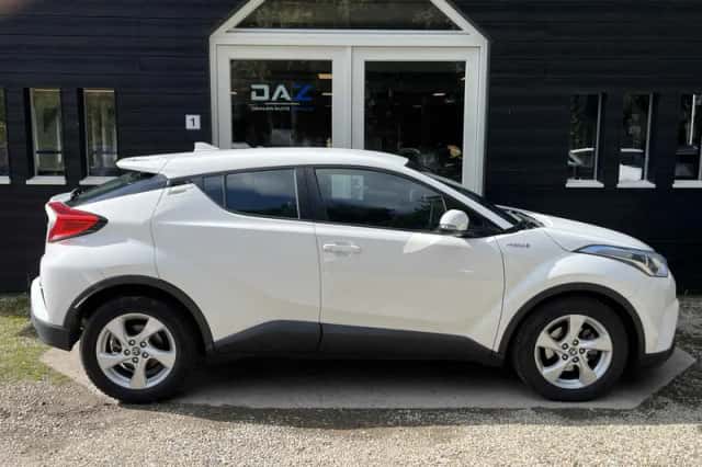 Toyota C-HR (2017) thumbnail 2