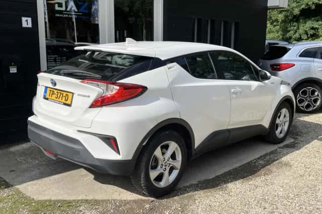 Toyota C-HR (2017) thumbnail 3