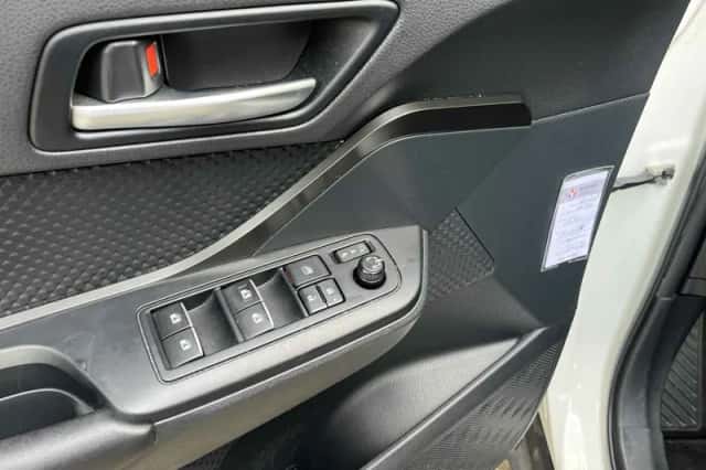 Toyota C-HR (2017) thumbnail 6