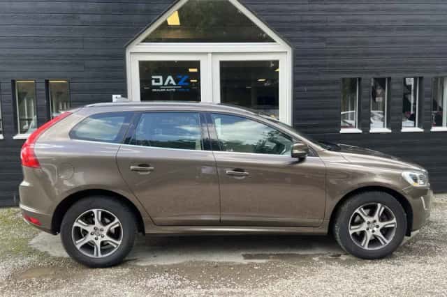 Volvo XC60 (2015) thumbnail 2