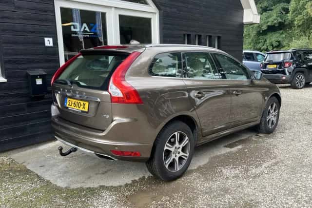 Volvo XC60 (2015) thumbnail 3