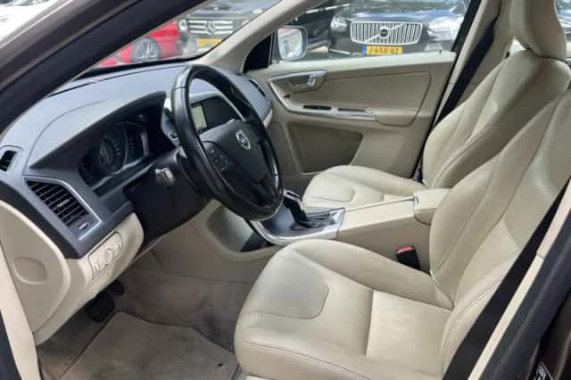 Volvo XC60 (2015) thumbnail 4