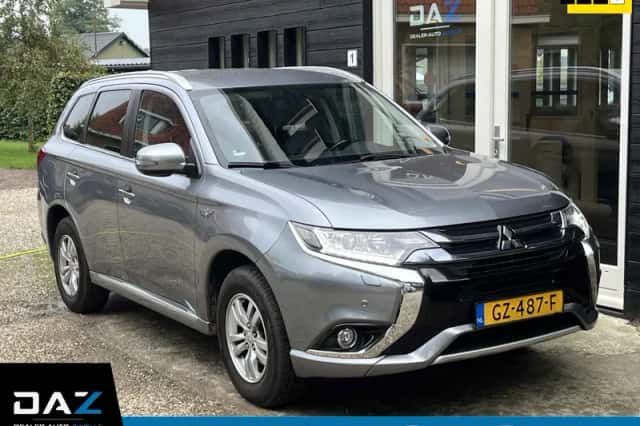 Mitsubishi Outlander (2015) thumbnail 1