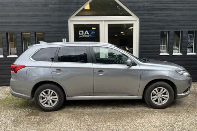 Mitsubishi Outlander (2015) thumbnail 2