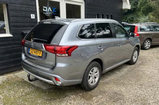 Mitsubishi Outlander (2015) thumbnail 3
