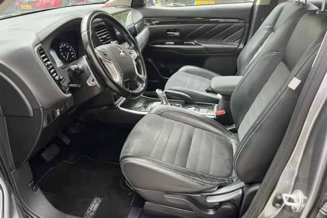 Mitsubishi Outlander (2015) thumbnail 5
