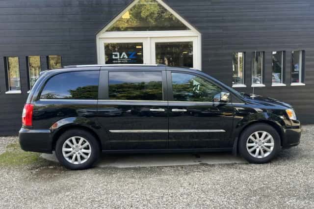 Chrysler Grand Voyager (2015) thumbnail 2