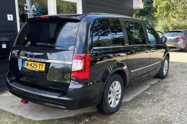 Chrysler Grand Voyager (2015) thumbnail 3