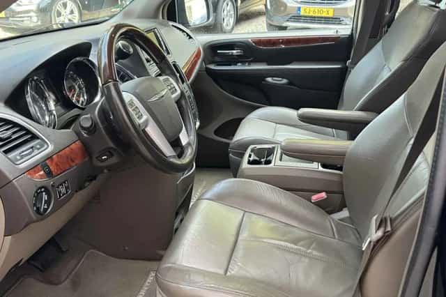 Chrysler Grand Voyager (2015) thumbnail 5