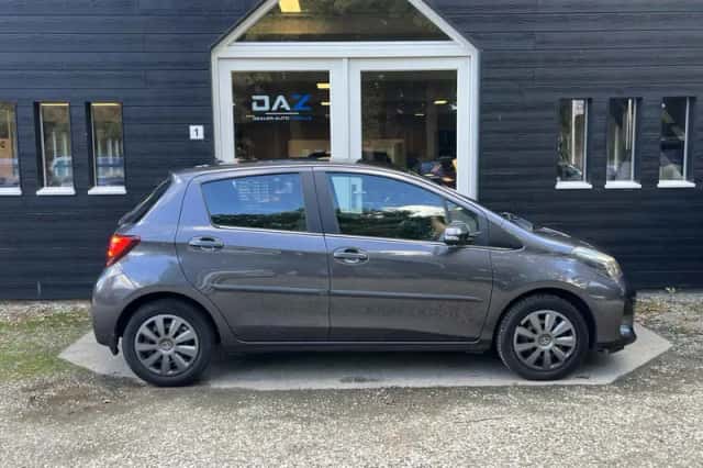 Toyota Yaris (2015) thumbnail 2