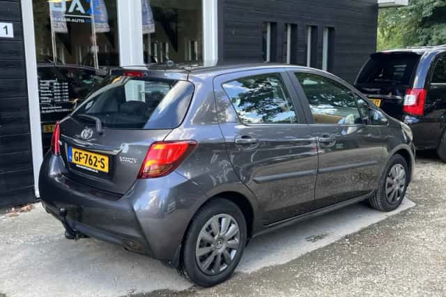 Toyota Yaris (2015) thumbnail 3