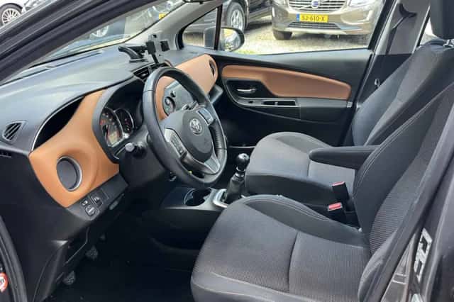 Toyota Yaris (2015) thumbnail 5