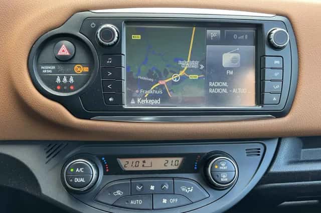 Toyota Yaris (2015) thumbnail 6