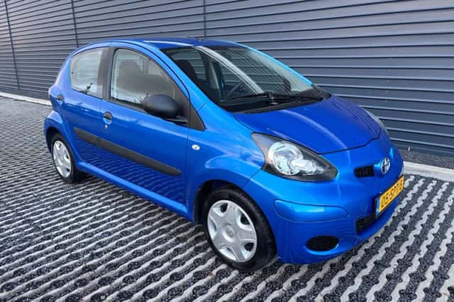 Toyota Aygo (2011) thumbnail 3