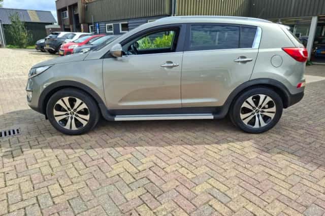 Kia Sportage (2011) thumbnail 2