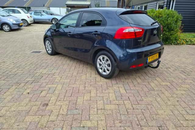 Kia Rio (2014) thumbnail 3