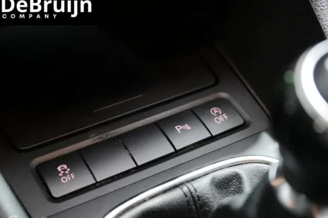Volkswagen Golf (2011) thumbnail 3