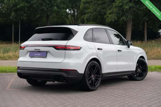 Porsche Cayenne (2022) thumbnail 3