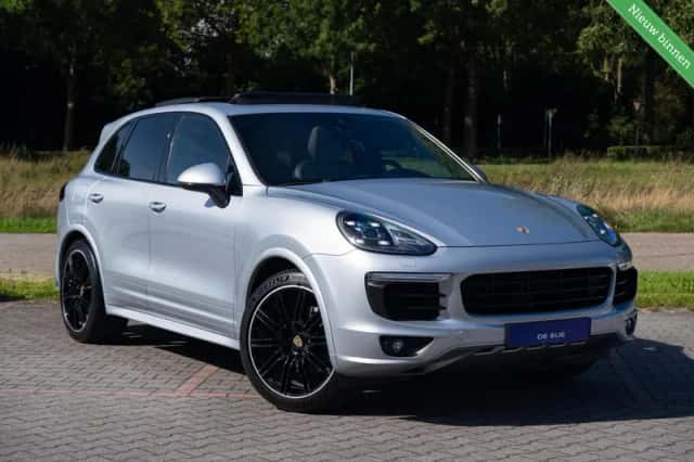 Porsche Cayenne (2016) thumbnail 2