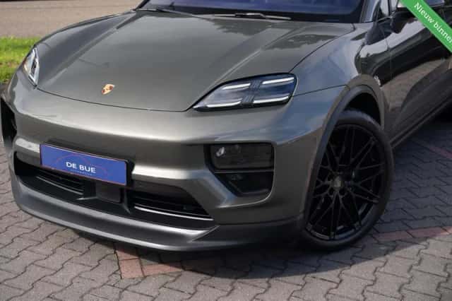 Porsche Macan (2024) thumbnail 2