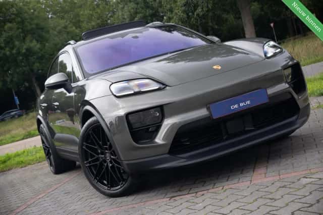 Porsche Macan (2024) thumbnail 3