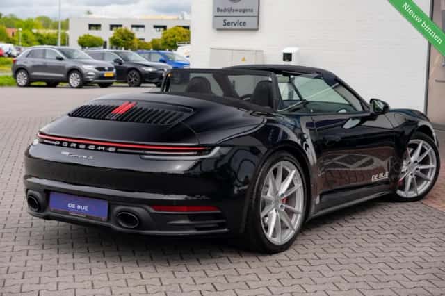 Porsche 911 (2021) thumbnail 3